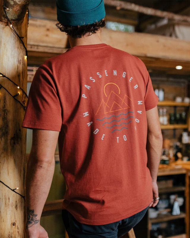 パッセンジャー エスカピズム リサイクル コットン Tシャツ バーントレッド