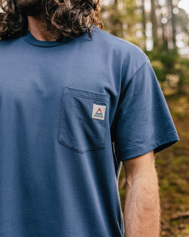 パッセンジャー ヘリテージ リサイクル コットン ポケット Tシャツ ダーク デニム