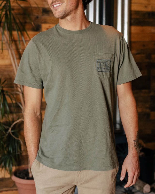パッセンジャー・ノーウェア・バウンド・ポケットTシャツ・ダスティ・オリーブ