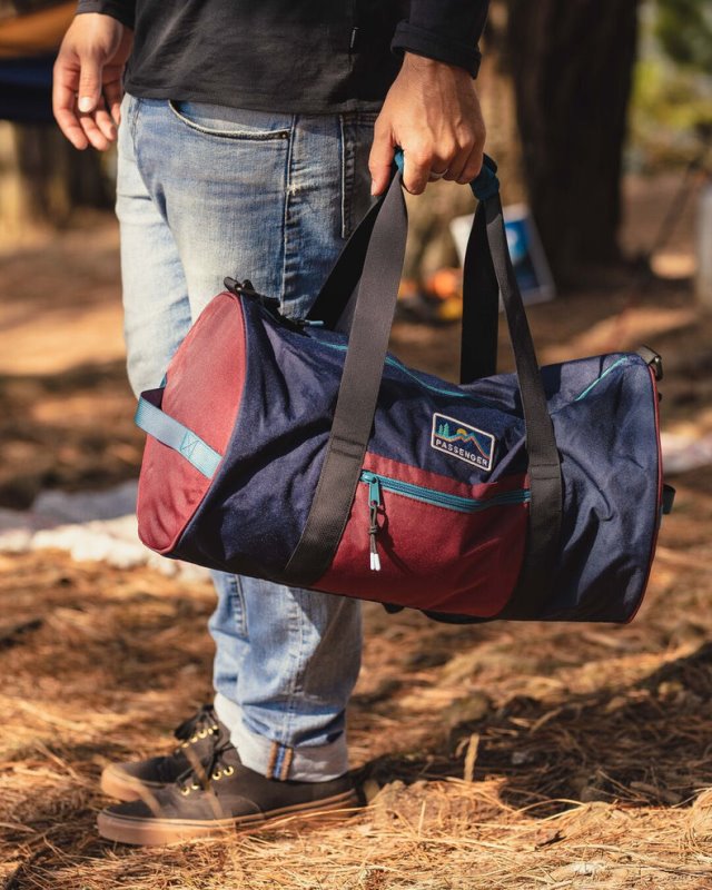 パッセンジャー エスケープ イット オール 30L リサイクル ダッフル バッグ ネイビー/バーガンディ