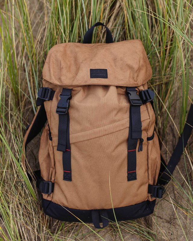 パッセンジャー ブートドッカー リサイクル 26l バックパック ゴールデン ブラウン
