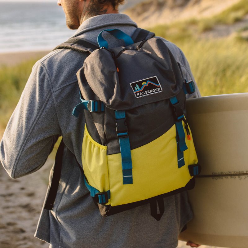 パッセンジャー ブートドッカー リサイクル 26l バックパック グレー オリーブ/シャイン イエロー