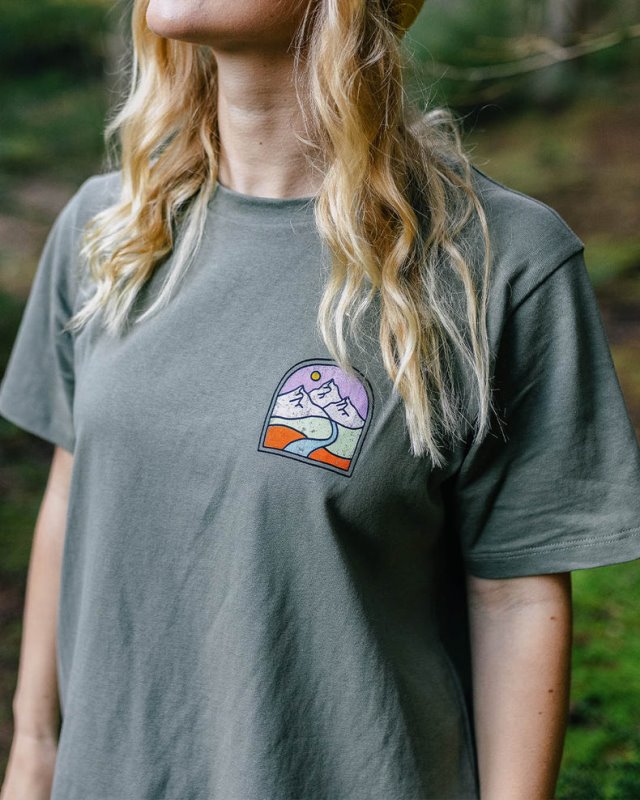 パッセンジャー フライデー コレクティブ リサイクル コットン Tシャツ ダスティ オリーブ