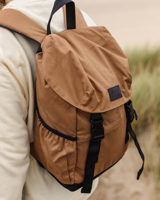 パッセンジャー ブートドッカー リサイクル 18l バックパック ゴールデン ブラウン