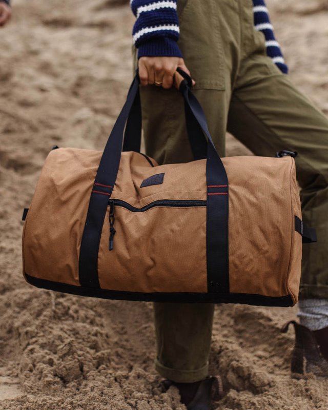 パッセンジャー エスケープ イット オール 30L リサイクル ダッフル バッグ ゴールデン ブラウン