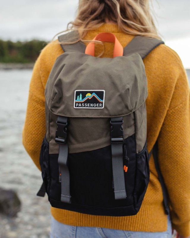 Boondocker 18l リサイクル バックパック ブラック/カーキ パッセンジャー